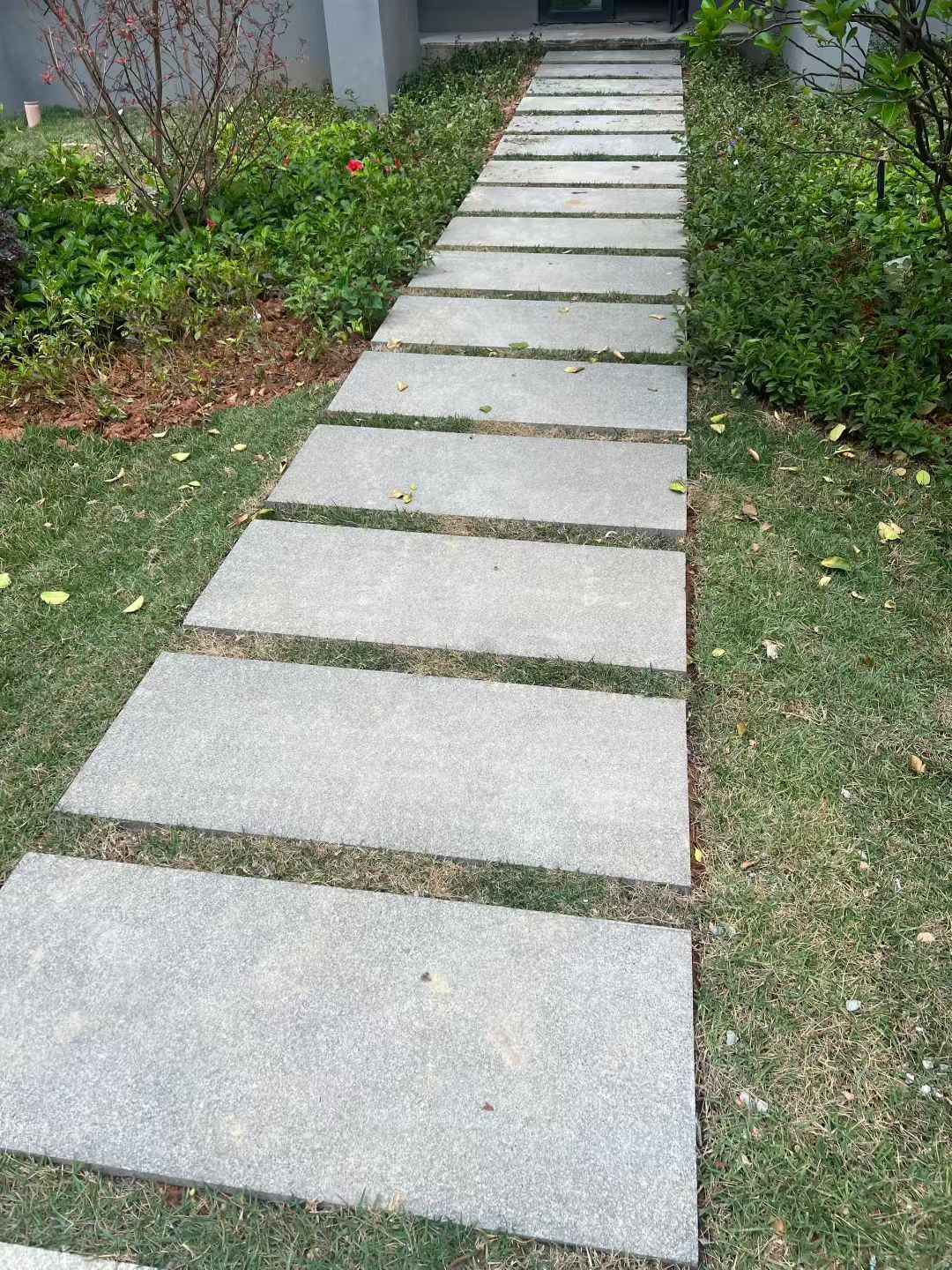 巴中 芝麻黑小区踏步、汀步石铺装效果